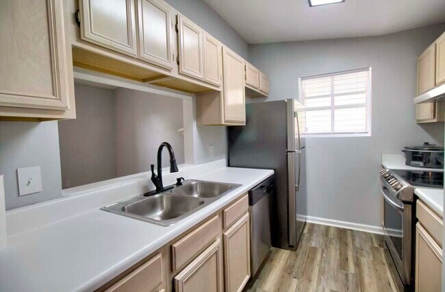Building Photo - 425 High Point Ln