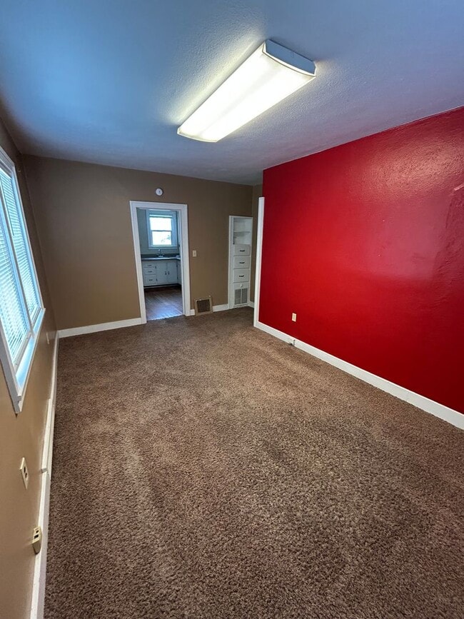 Building Photo - 376 W Washington St