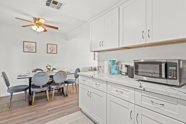 Building Photo - 734 Claraday St