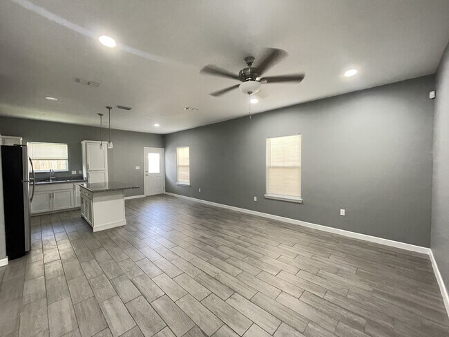 Building Photo - 3416 Sahara Dr