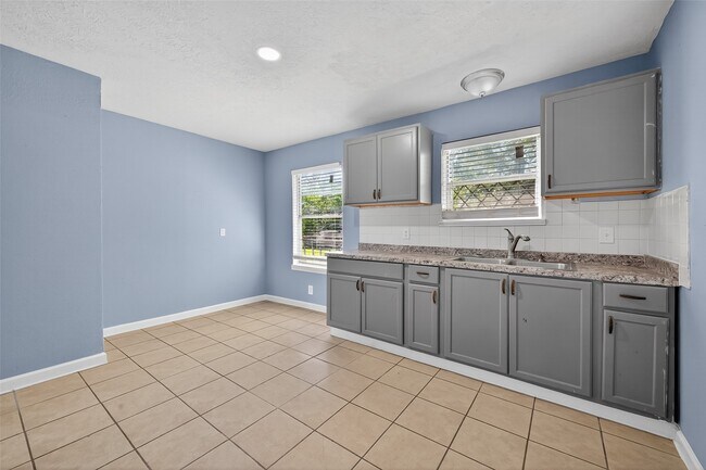 Building Photo - 5534 Thrush Dr