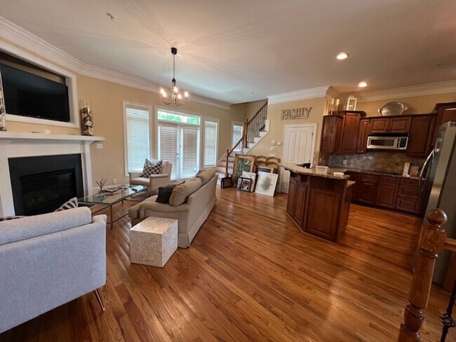 Building Photo - 2 bed 2.5 Condo- Great Location!