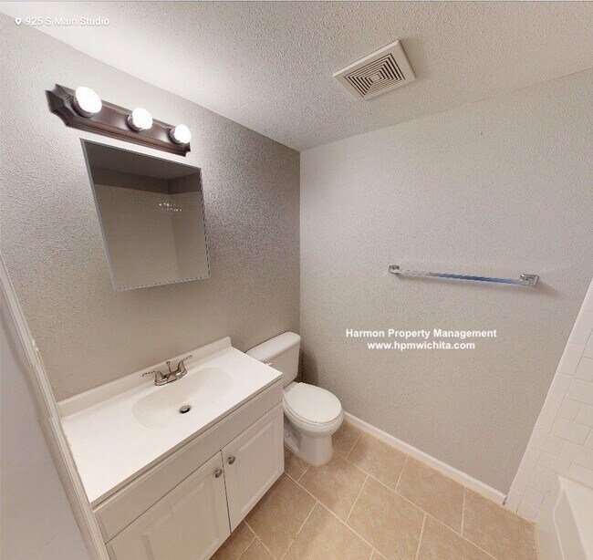 Building Photo - 925 S Main St