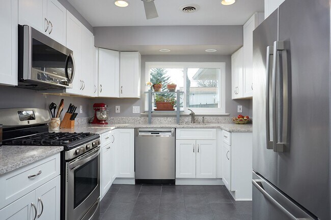 Building Photo - Silver Spring splendor with yard care INCL...