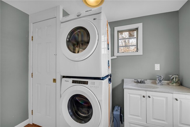 Building Photo - 307 Moore Ave