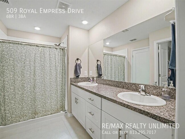 Building Photo - 509 Royal Empress Dr