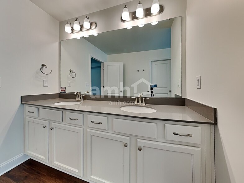 Building Photo - 7112 Garrett Ct