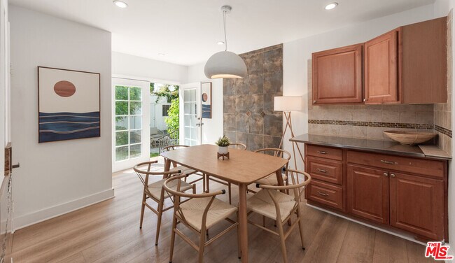 Building Photo - 237 S Doheny Dr