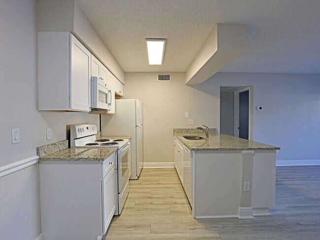 Building Photo - 5305 Summerlin Rd