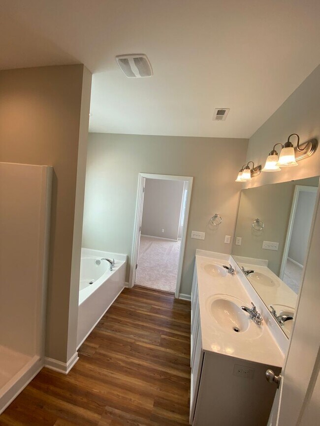 Building Photo - One level 3 bedroom 2 bath home
