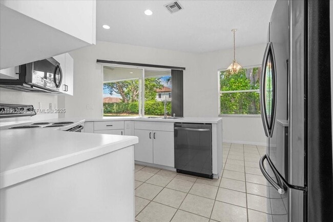 Building Photo - 2675 SE 4th Pl