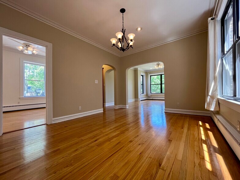 Building Photo - 734 Mulford St