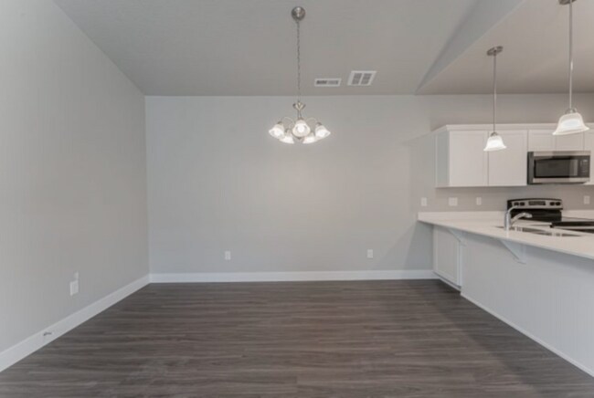 Building Photo - Prime Location Condo