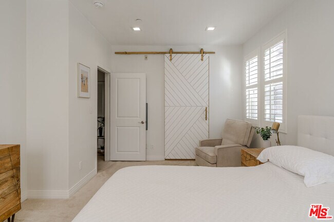 Building Photo - 7100 Playa Vista Dr