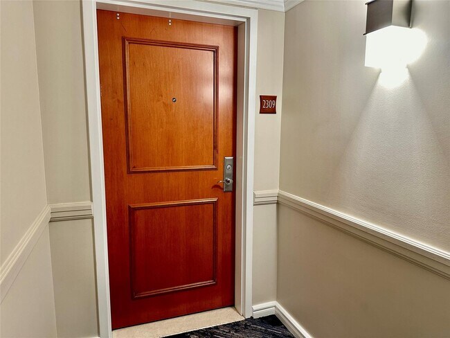 Building Photo - 347 N New River Dr E