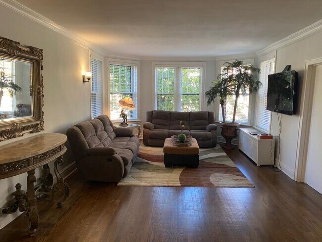 Primary Photo - 1215 W Lunt Ave