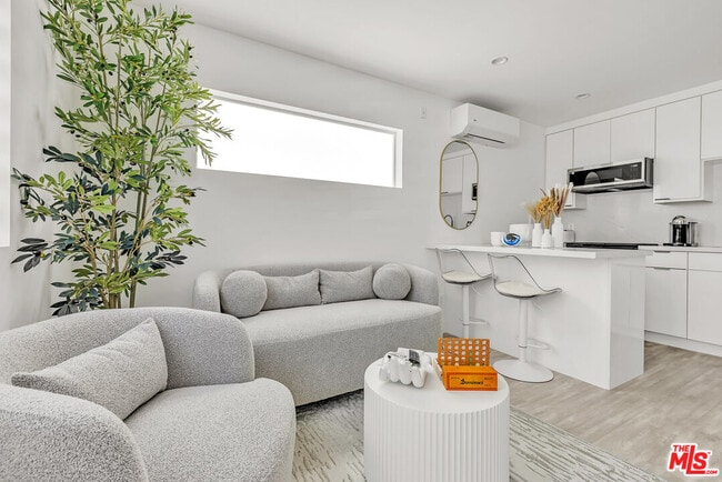 Building Photo - 7076 Park Manor Ave