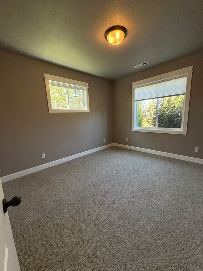 Building Photo - 426 Frontier Ct
