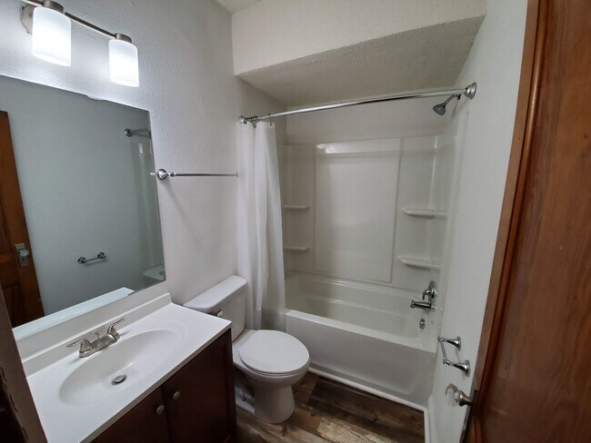 Building Photo - Large 3 Bedroom Home near Iowa State Fairgrounds!