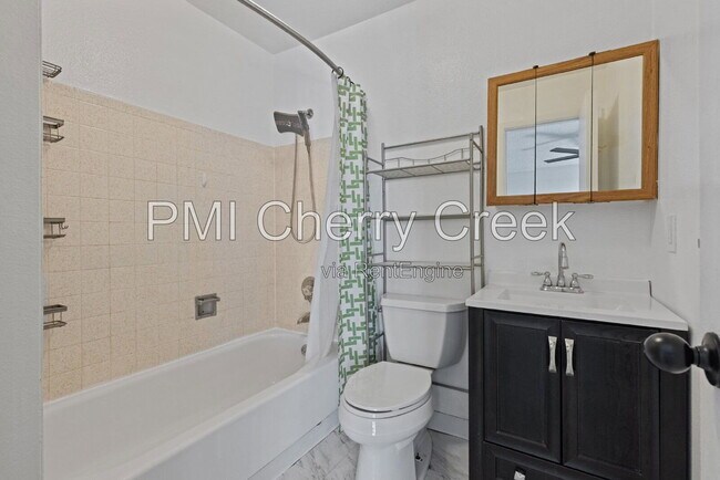 Building Photo - 554 Vance St