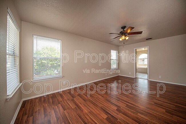 Building Photo - 518 Reba