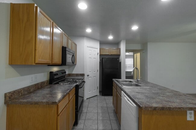 Building Photo - Hidden Valley Townhome For Rent!