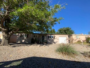 Building Photo - 3 Bedroom Single Story Home Available Near...