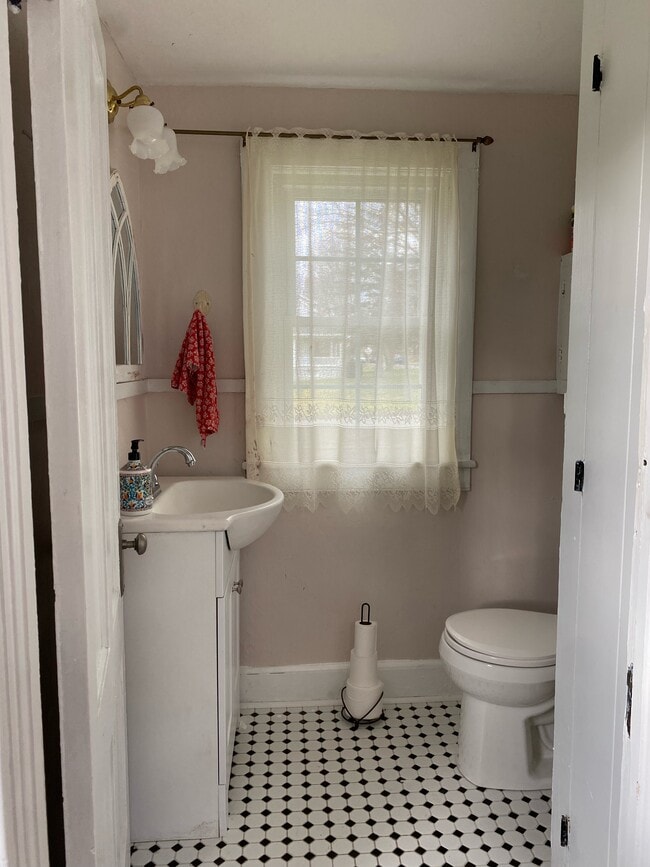 Service bathroom - 24 S Main St