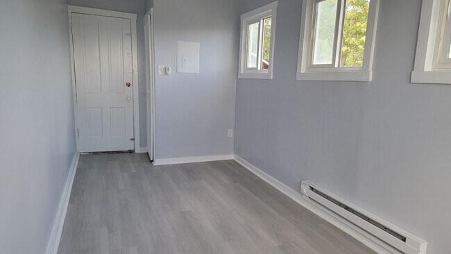 Building Photo - Sweet 2 BR Avenues Pad