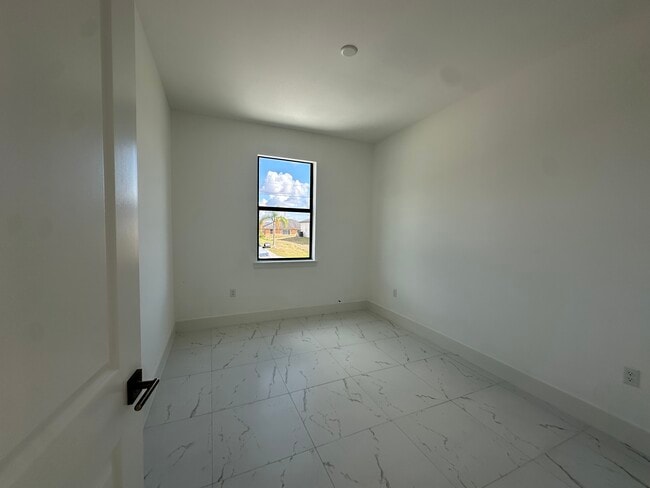 Building Photo - 1122 Homer Ave S