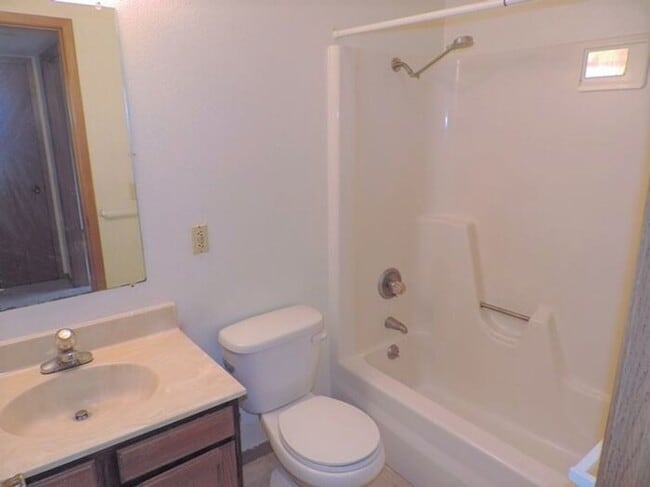 Building Photo - $1,100 | 2 Bedroom, 1 Bathroom Condo | No ...
