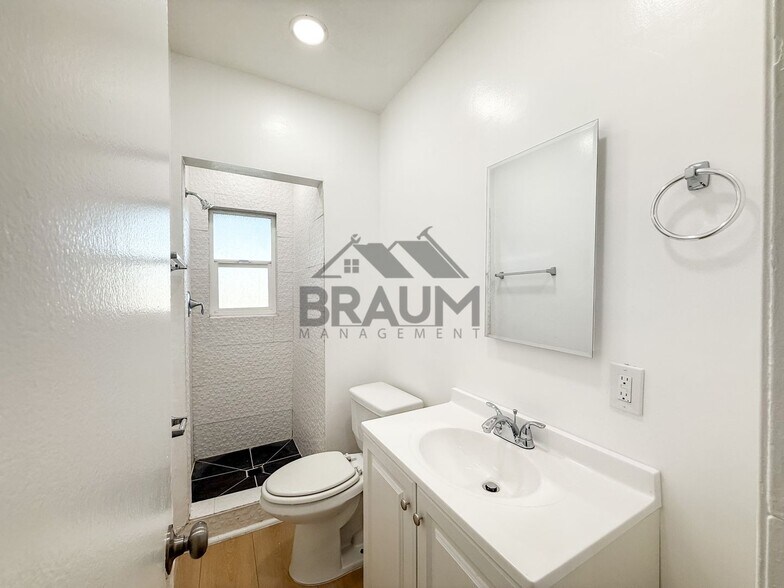 Building Photo - 13115 Oxnard St