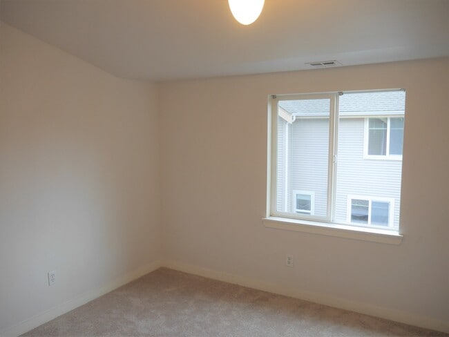 Building Photo - Lovely Lake City 3 Bed Townhome