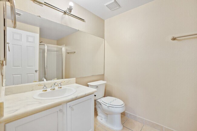 Building Photo - 2-Bedroom Condo in Gated Community!