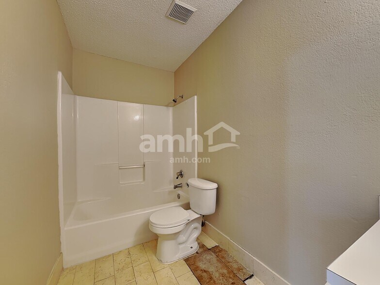 Building Photo - 800 Castlewick Ct