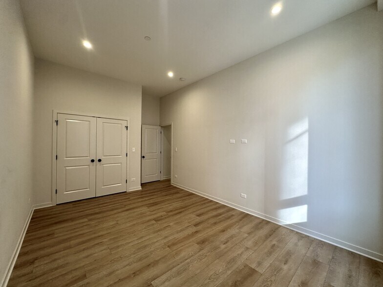 Building Photo - 3215 N Narragansett Ave