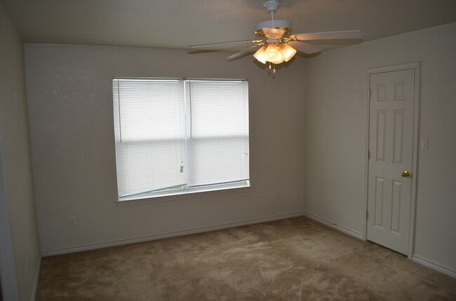 Building Photo - 326 N 10th St