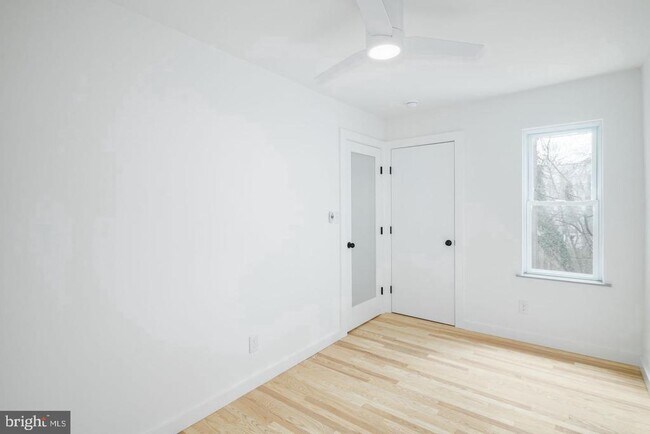 Building Photo - 320 Iona Ave