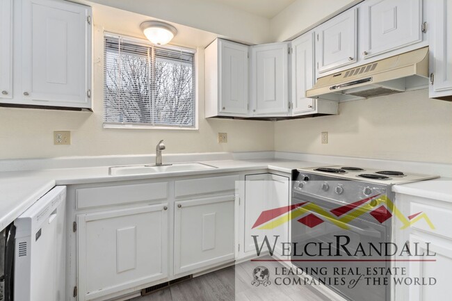 Building Photo - Charming 2 Bed 1.5 Bath Townhouse in West ...