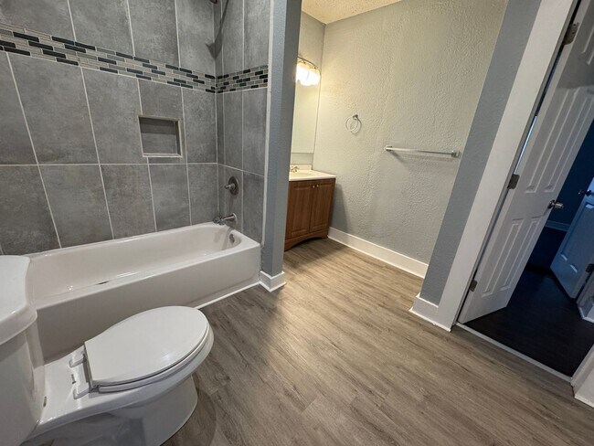 Building Photo - Fountain Square 3 Bed 1.5 Bath