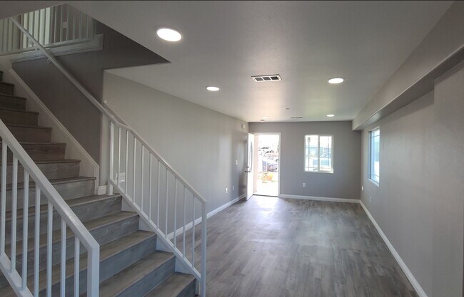 Building Photo - 129(425)