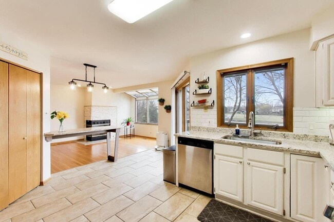 Building Photo - 943 W Essex Pl