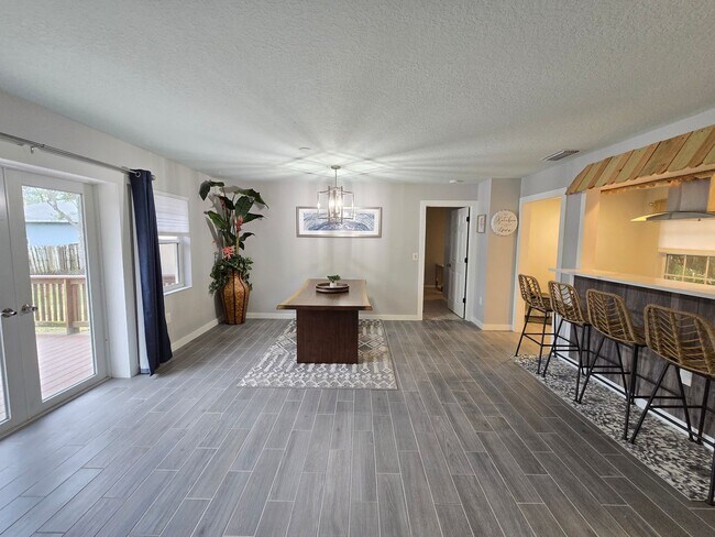 Building Photo - Remodeled 2 bed/ 2 bath/ 2 car garage ~ Annual Rental in Sarasota ~