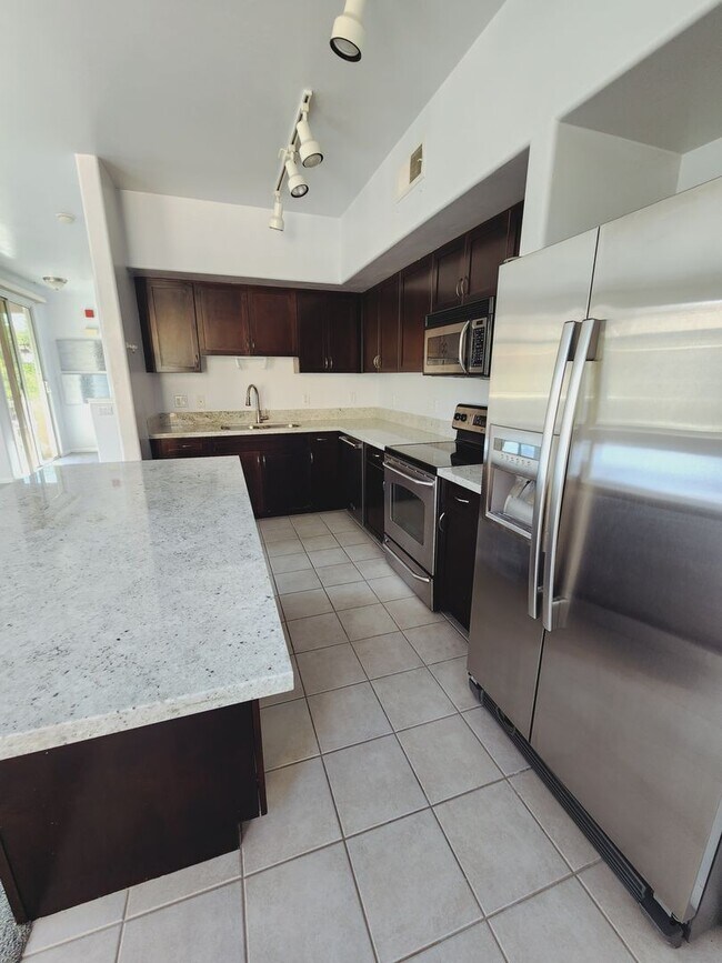 Building Photo - Lovely Parkside Townhome!