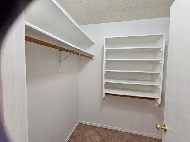 Building Photo - Clean THREE Bedroom Home For Rent