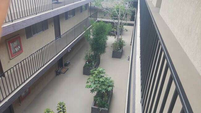 Building Photo - 1061 Park Ave