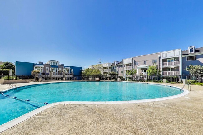 Building Photo - Light-filled 2bd/2ba right on S Four Mile Run $2850