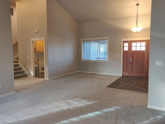 Building Photo - Stunning 4x2 with all bedrooms on the main...