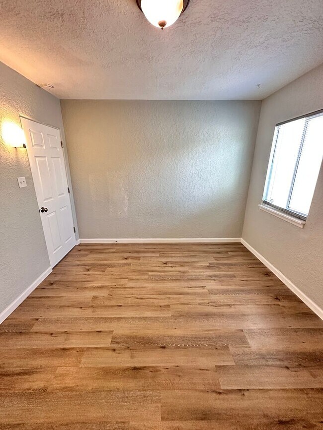 Building Photo - 2120 La Veta Dr