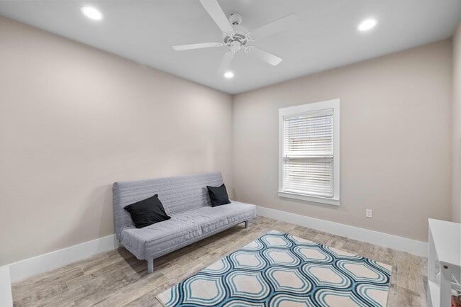 Building Photo - 518 Sibert Ave